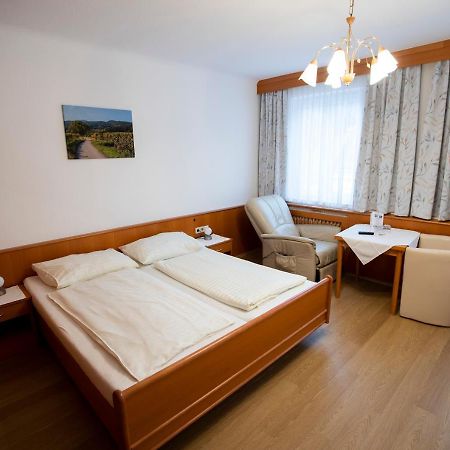 Hotel-Gasthof Martinek バーデン エクステリア 写真