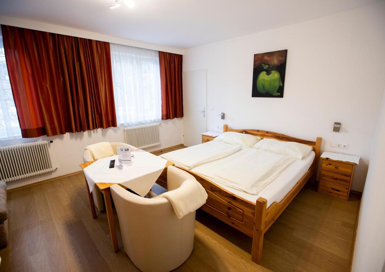 Hotel-Gasthof Martinek バーデン エクステリア 写真