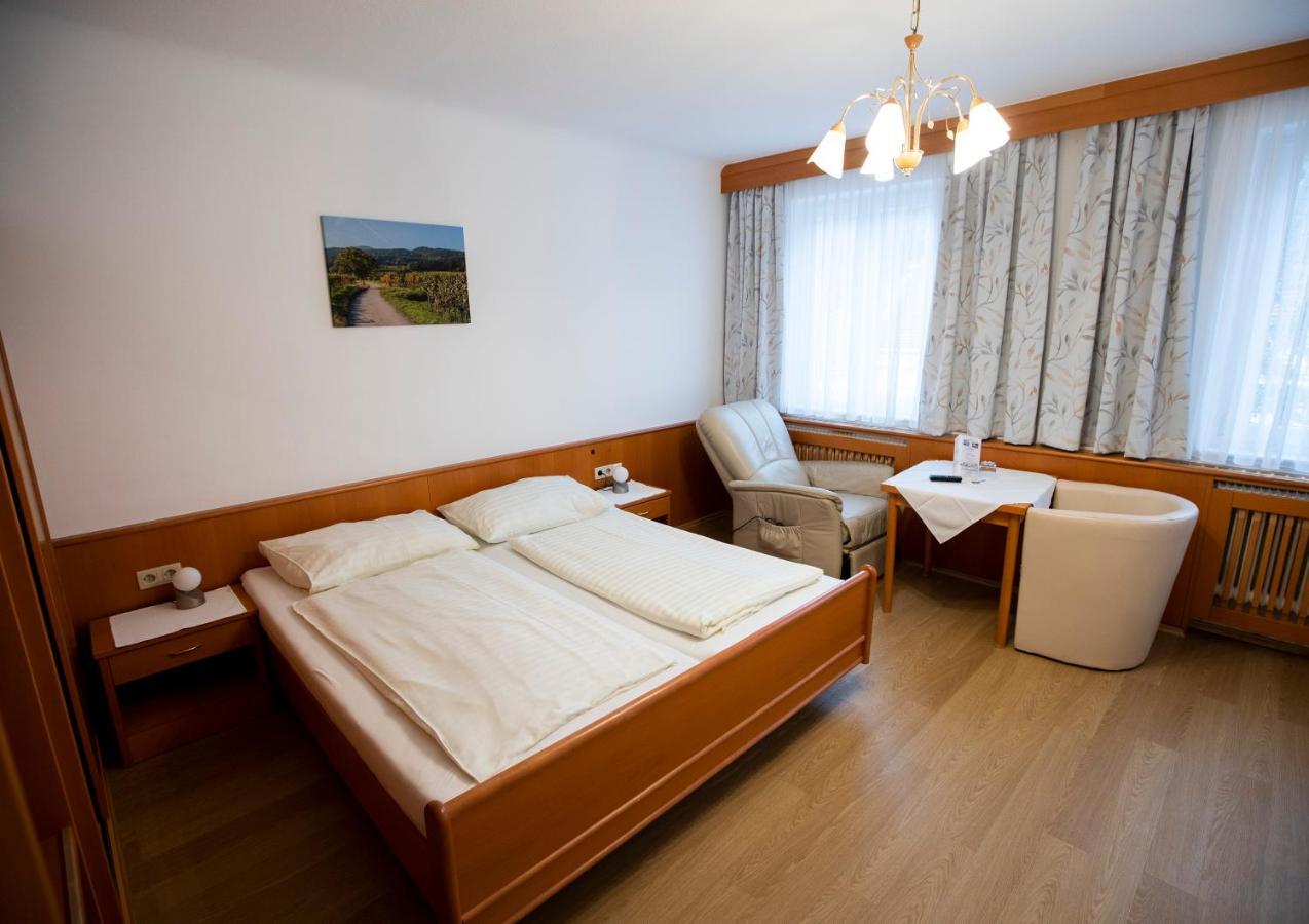 Hotel-Gasthof Martinek バーデン エクステリア 写真
