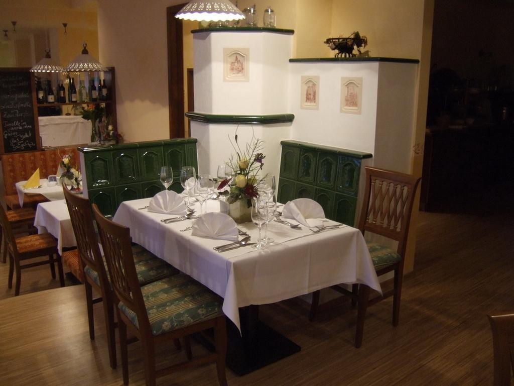Hotel-Gasthof Martinek バーデン エクステリア 写真