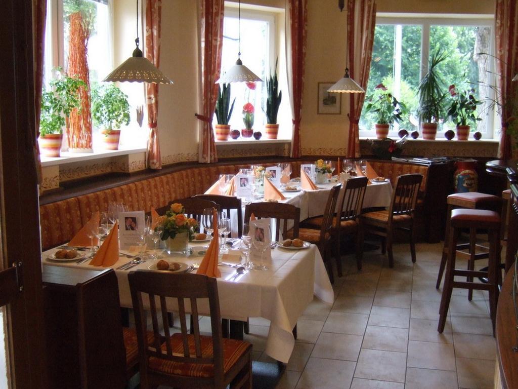 Hotel-Gasthof Martinek バーデン エクステリア 写真