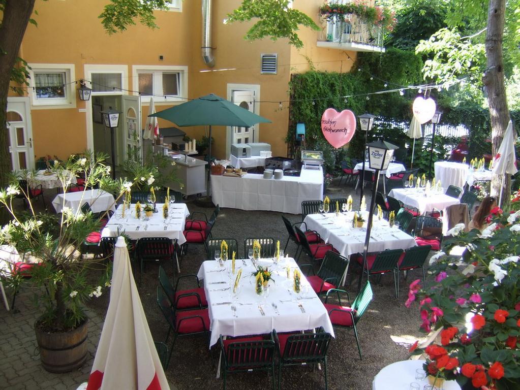 Hotel-Gasthof Martinek バーデン エクステリア 写真