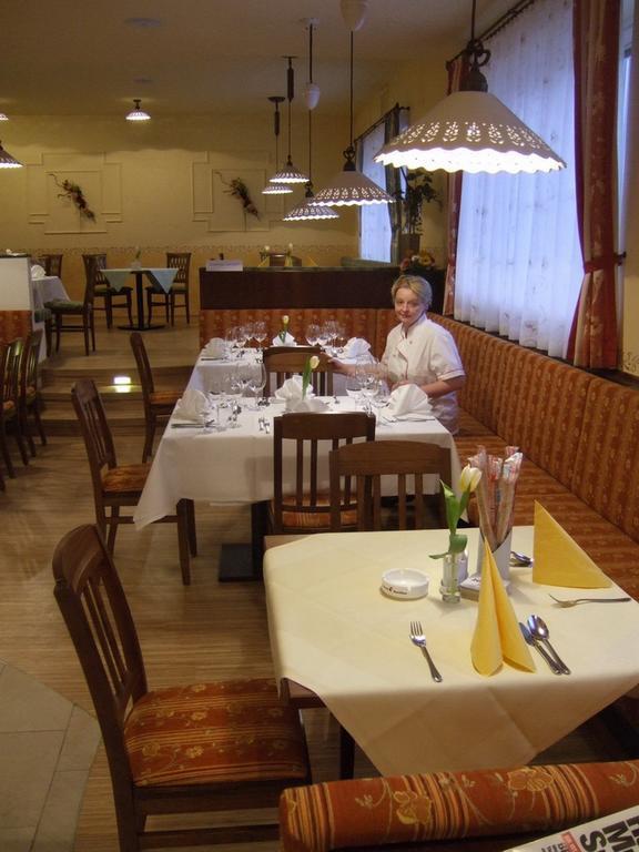 Hotel-Gasthof Martinek バーデン エクステリア 写真